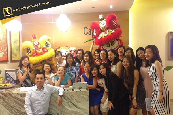 Nhân viên trong buổi lễ khai trương