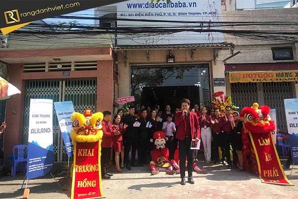 MC trong lễ khai trương