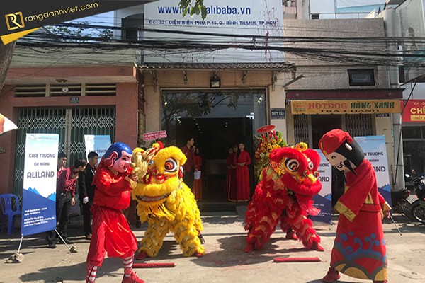 Múa lân khai trương văn phòng