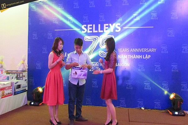 Trao quà trong sự kiện 2