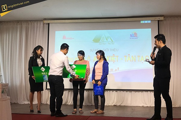 Trao giải cho khách hàng tham dự sự kiện