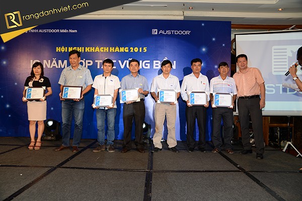 trao quà hội nghị tri ân khách hàng Austdoor
