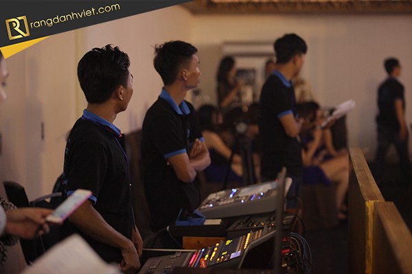 điều khiển ánh sáng tại hội nghị