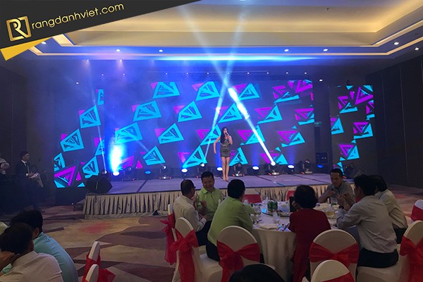 Ca sĩ trình diễn tại hội nghị khách hàng