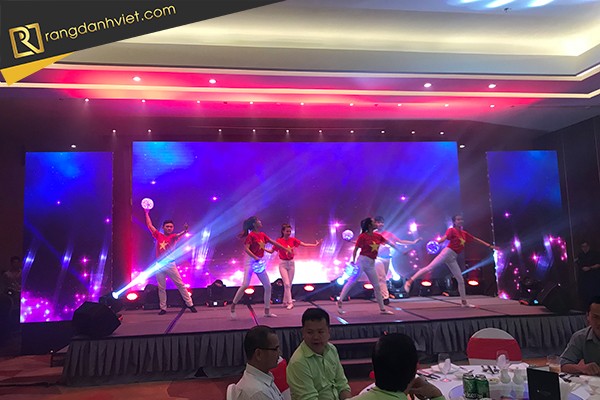 Nhóm nhảy trong hội nghị khách hàng