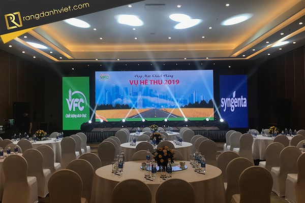 Setup sân khấu và không gian hội nghị