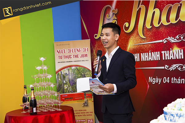 MC dẫn chương trình khai trương