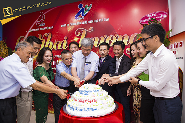 Cắt bánh mừng khai trương