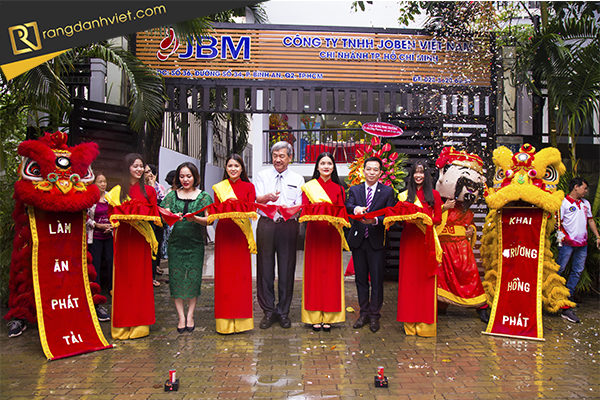 Cắt băng khai trương công ty