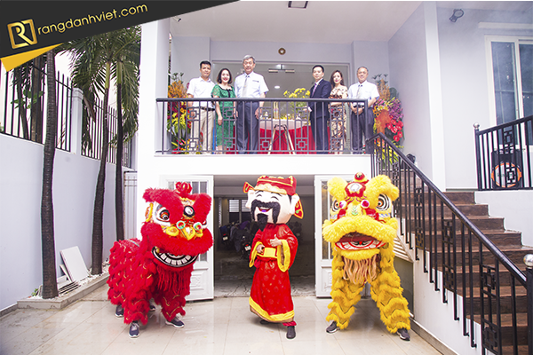 Múa lân chào mừng khai trương