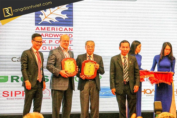 Trao lưu niệm chương cho các doanh nghiệp