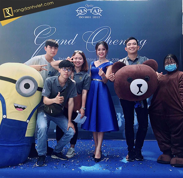 Ekip khai trương cửa hàng