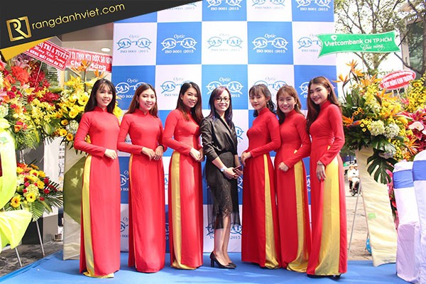 PG tại sự kiện khai trương cửa hàng