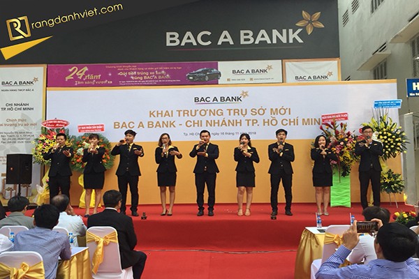 tiết mục hát khai trương ngân hàng