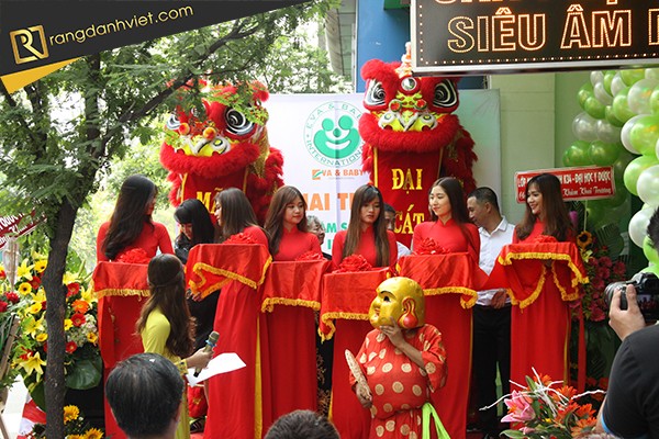 Cắt băng khánh thành