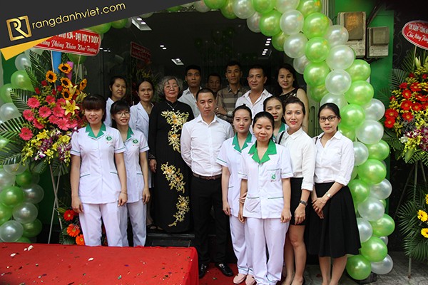 Đội ngũ nhân viên trong lễ khai trương