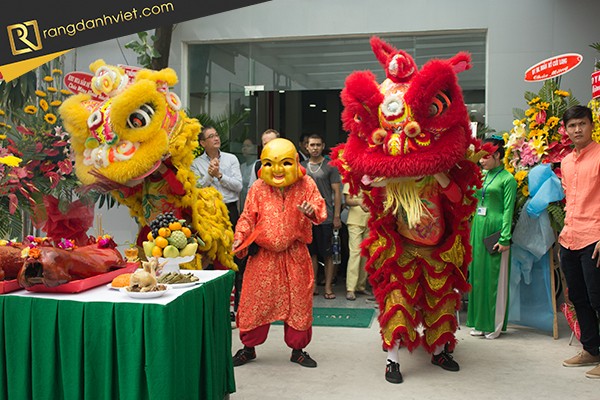 Múa lân và cúng lễ khai trương