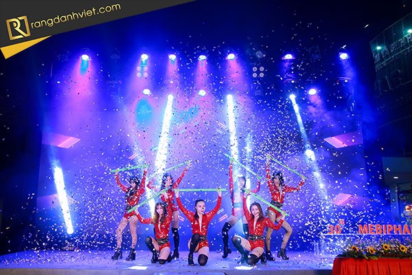 nhóm nhảy sôi động trong sự kiện