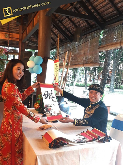 ông đồ tặng chữ thư pháp