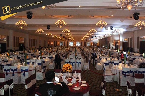 tổ chức tiệc cuối năm