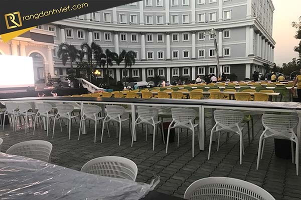 Không gian tổ chức tất niên