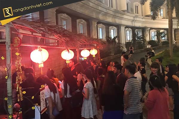 ông đồ tặng chữ tiệc tất niên