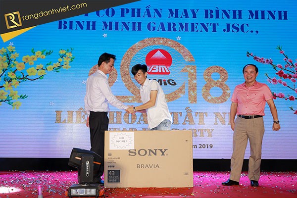 Bốc thăm trúng thưởng và trao quà nhân viên