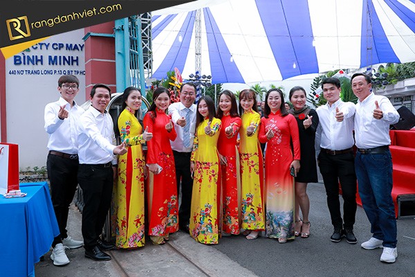 Nhân viên tham gia tiệc tất niên