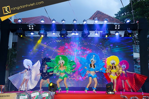 Nhóm nhảy trình diễn