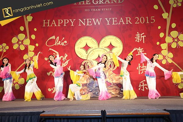 Nhóm múa tất niên