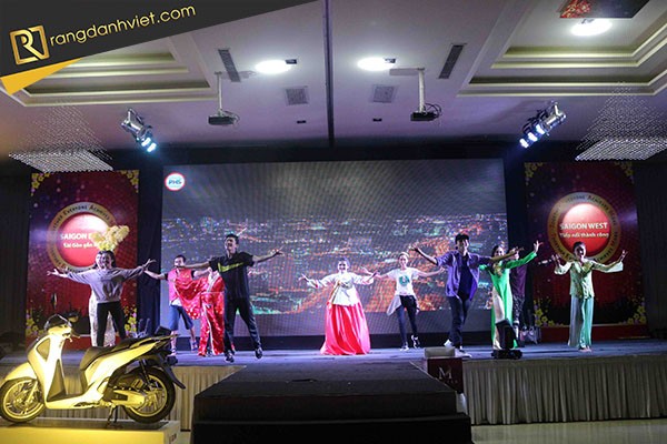 Văn nghệ tổ chức tất niên