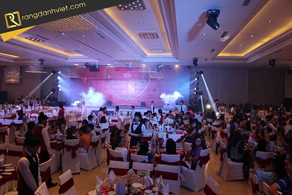 tổ chức sự kiện tất niên tiết kiệm chi phí