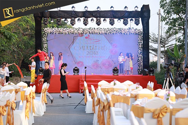 diễn tập múa chương trình tất niên