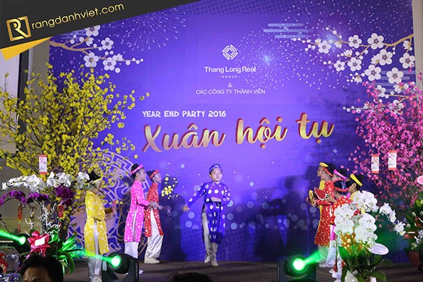 chuẩn bị đồ trang trí sự kiện tất niên