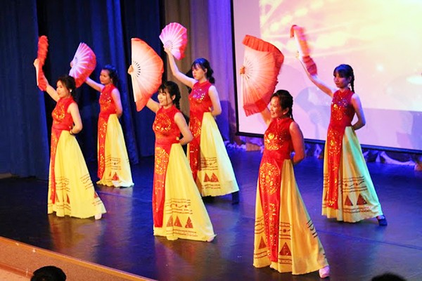 tiết mục múa quạt tiệc tất niên