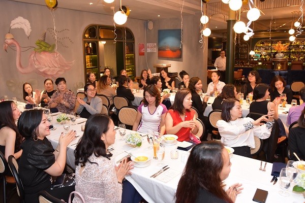 lựa chọn bàn cho tiệc tất niên