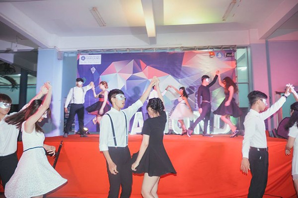 tiệc hóa trang tất niên