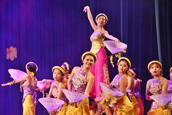 biểu diễn múa nón sự kiện tất niên