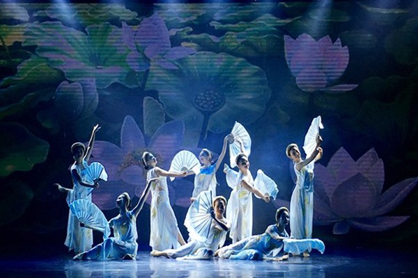 biểu diễn múa quạt sự kiện tất niên