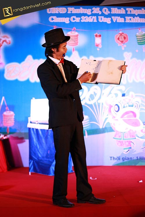 Aỏ thuật gia tại lễ trung thu