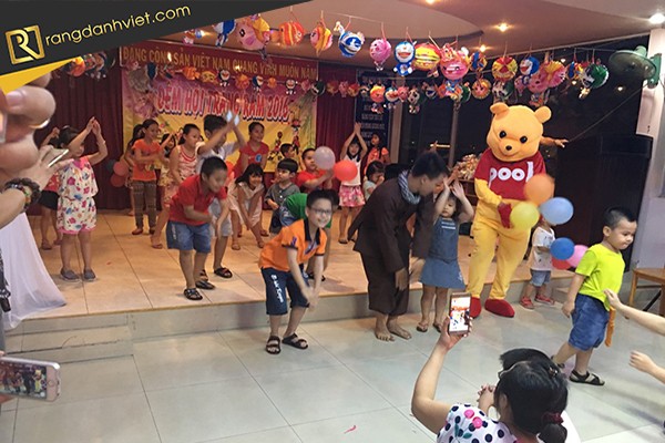 Người dẫn chương trình sự kiện trung thu vui đùa cùng các bé thiếu nhi